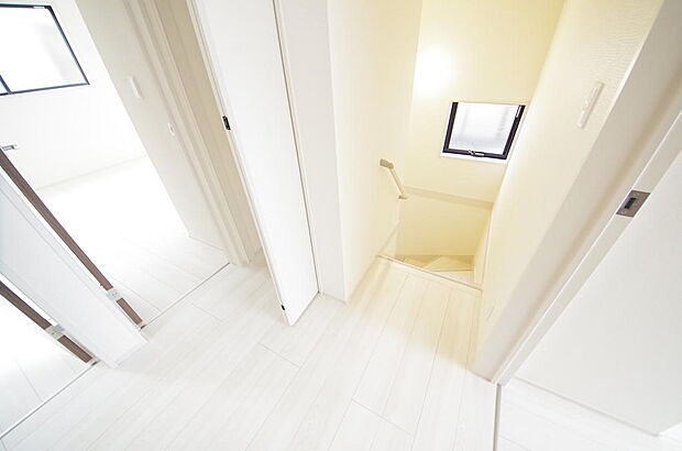 階段には手すりを標準装備することで、お子様やご高齢者の安全性にも配慮しております。