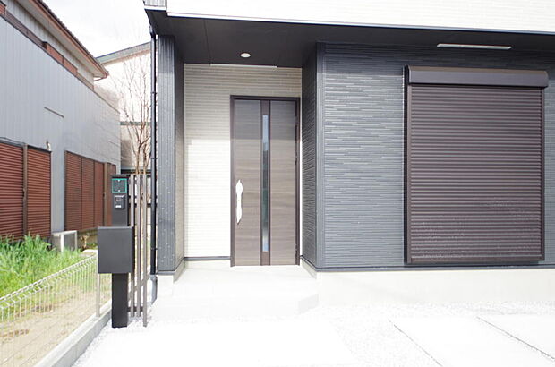 玄関はいわばその邸宅の顔です。だからこそ、迎賓のためにしつらえを細部まで施しました。