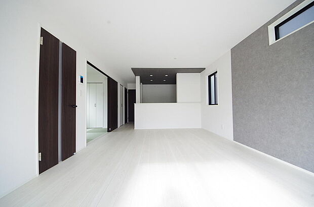 明るい陽光が差し込み開放的なリビング ダイニングを演出し、ゆとりある空間はご満足いただけます。