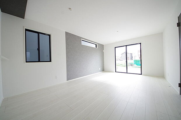 明るい陽光が差し込み開放的なリビング ダイニングを演出し、ゆとりある空間はご満足いただけます。