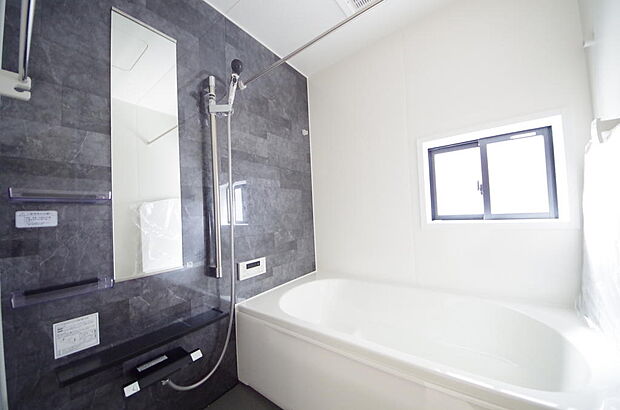 心地よい入浴タイムを追求した大きな浴槽とアクセントパネルで、より高級感が演出されます。