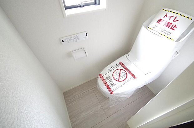 少ない水を有効に使って、汚れも効率よく洗浄します。便器は奥までふちのない掃除がしやすい形状です。