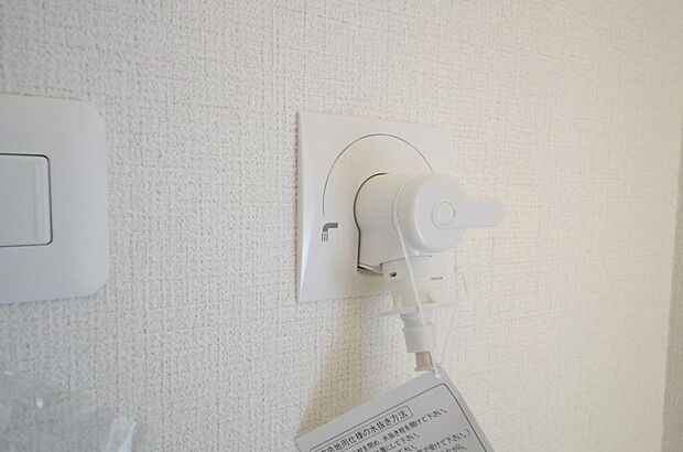 洗濯機用の給水口には蛇口ではなく、全自動洗濯機が設置できる専用の給水口が設置されております。