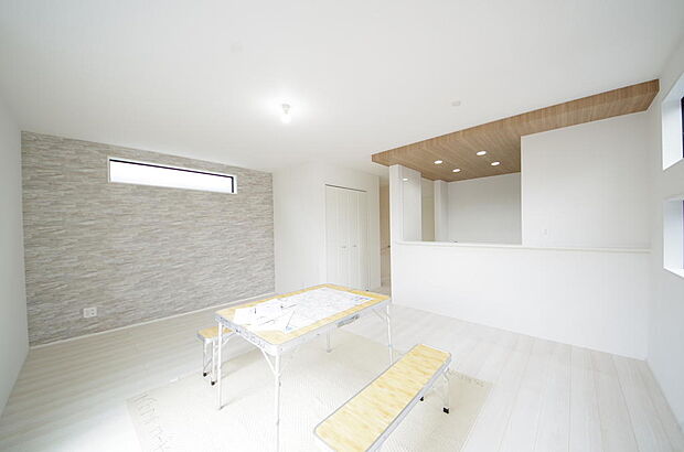 明るい陽光が差し込み開放的なリビング ダイニングを演出し、ゆとりある空間はご満足いただけます。