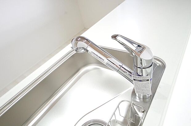レバー操作一つで水量、温度も調節可能です。また、蛇口には浄水カートリッジも内蔵可能です。