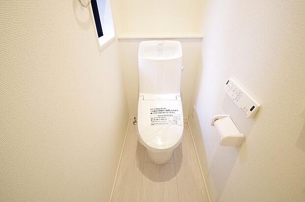 少ない水を有効に使って、汚れも効率よく洗浄します。便器は奥までふちのない掃除がしやすい形状です。