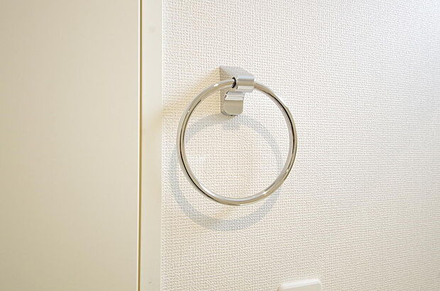 タオル掛け、これは必要です。標準装備されていますので、後から設置する手間も省けます。