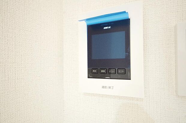 来訪者を映像と音声で確認可能なので、煩わしいセールスにも住戸内で対話可能です。
