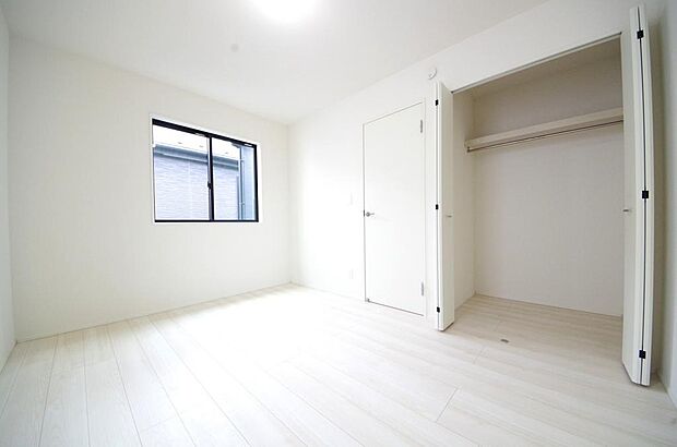 木の質感が優しい床材と豊富な収納が特徴的な、心に温かさを感じる内装です。