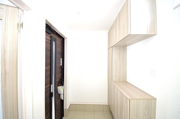 棚板が多く、沢山のの靴が収納可能。棚板は稼働可能ですのでブーツやヒールの高い靴も収納でき便利です。