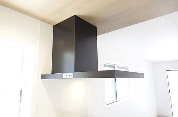 キッチン上部には、スッキリとしたスリム型レンジフードが標準装備されております。