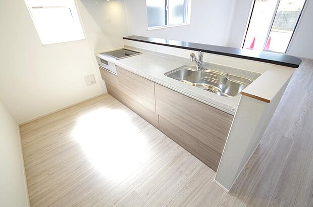 対面カウンターなので、家事をしながら家族とのだんらんも楽しめます。カウンターは様々な用途で利用可能。