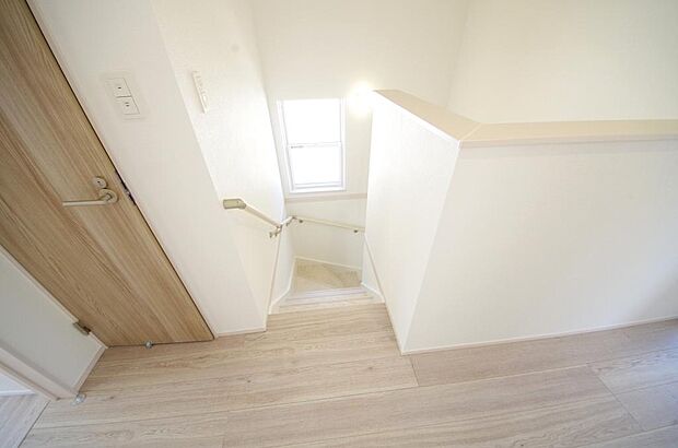 階段には手すりを標準装備することで、お子様やご高齢者の安全性にも配慮しております。