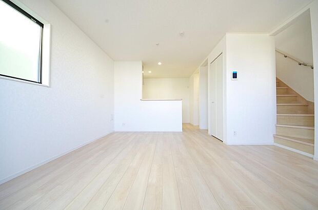 明るい陽光が差し込み開放的なリビング ダイニングを演出し、ゆとりある空間はご満足いただけます。