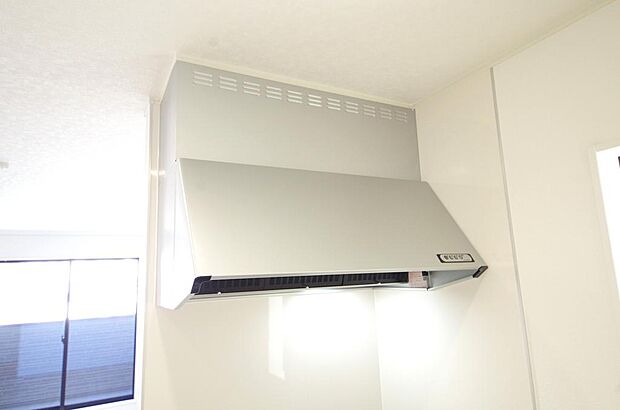 キッチン上部には、ブーツ型の照明付きのレンジフードが標準装備されております。