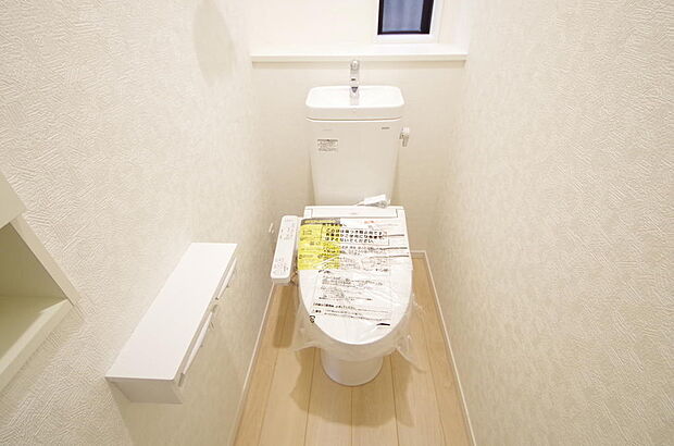 少ない水を有効に使って、汚れも効率よく洗浄します。便器は奥までふちのない掃除がしやすい形状です。