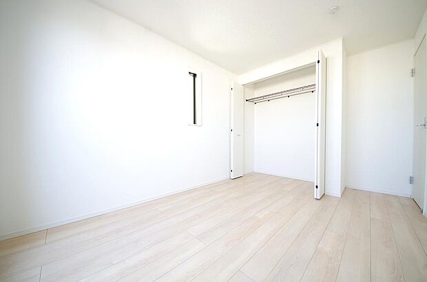 木の質感が優しい床材と豊富な収納が特徴的な、心に温かさを感じる内装です。