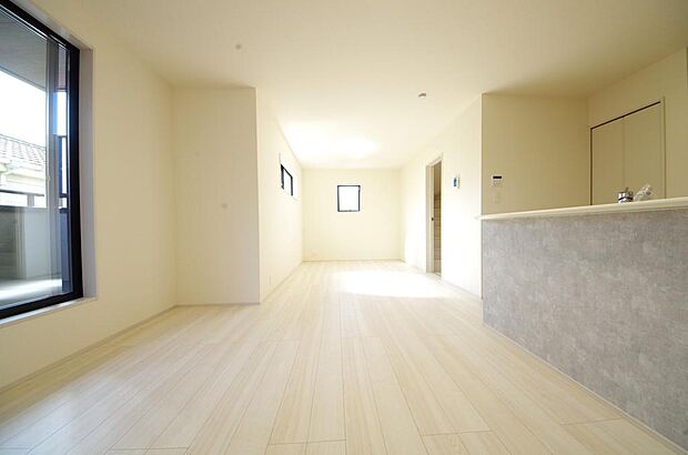 明るい陽光が差し込み開放的なリビング ダイニングを演出し、ゆとりある空間はご満足いただけます。