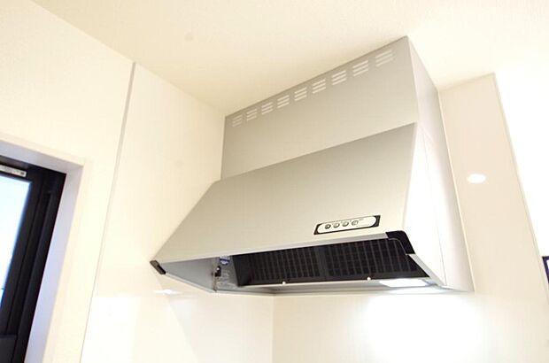 キッチン上部には、ブーツ型の照明付きのレンジフードが標準装備されております。