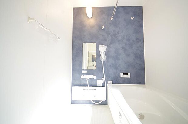 心地よい入浴タイムを追求した大きな浴槽とアクセントパネルで、より高級感が演出されます。