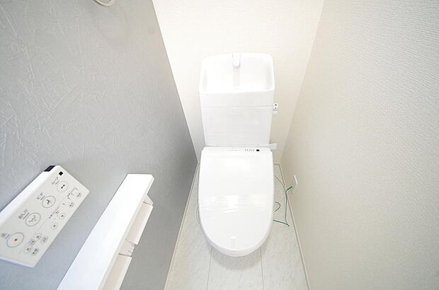 少ない水を有効に使って、汚れも効率よく洗浄します。便器は奥までふちのない掃除がしやすい形状です。