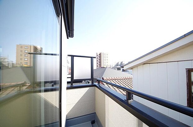 陽光あふれるバルコニーは、たくさんの光を浴びることができるのでお洗濯物やお布団もしっかり干せます。