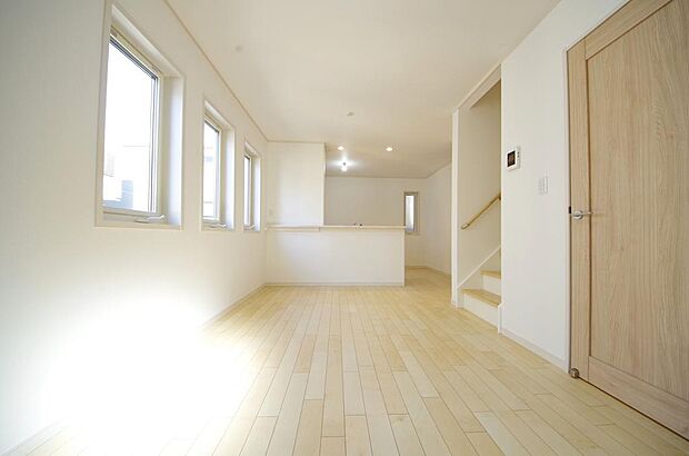 明るい陽光が差し込み開放的なリビング ダイニングを演出し、ゆとりある空間はご満足いただけます。