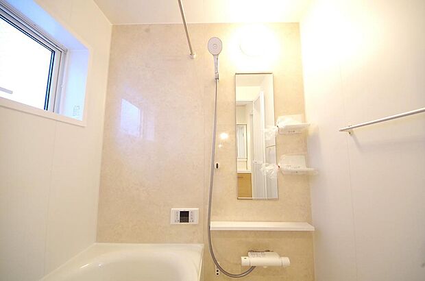 1日の疲れを癒す大切な場所です。追焚き機能も付いておりますので、帰りが遅くなっても安心できます。