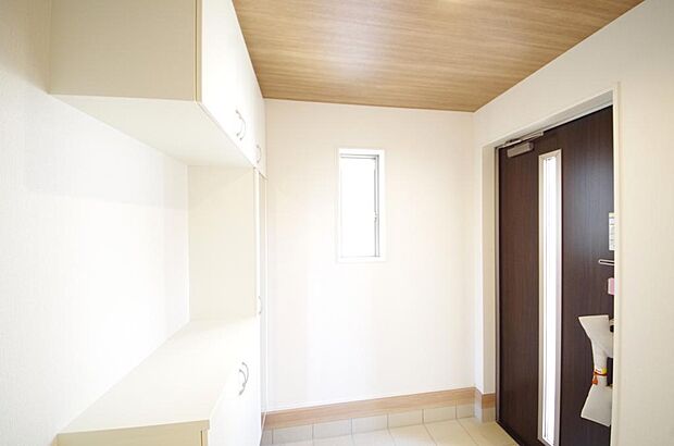 棚板が多く、沢山のの靴が収納可能。棚板は稼働可能ですのでブーツやヒールの高い靴も収納でき便利です。