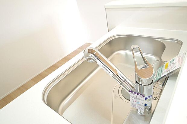 レバー操作一つで水量、温度も調節可能です。また、蛇口には浄水カートリッジも内蔵可能です。