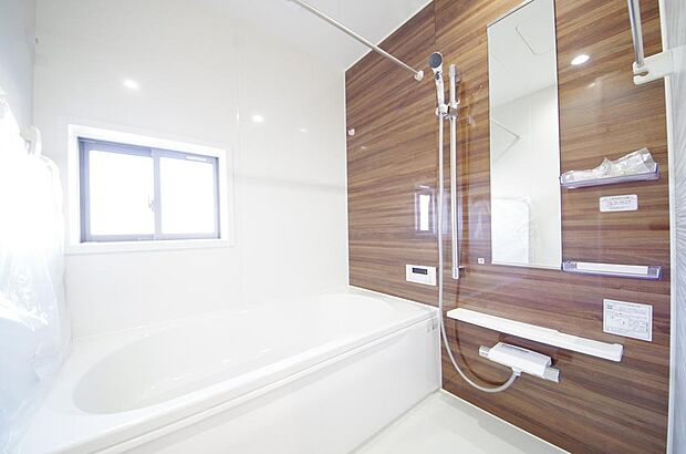 心地よい入浴タイムを追求した大きな浴槽とアクセントパネルで、より高級感が演出されます。