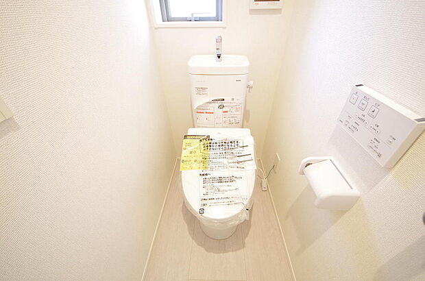 少ない水を有効に使って、汚れも効率よく洗浄します。便器は奥までふちのない掃除がしやすい形状です。