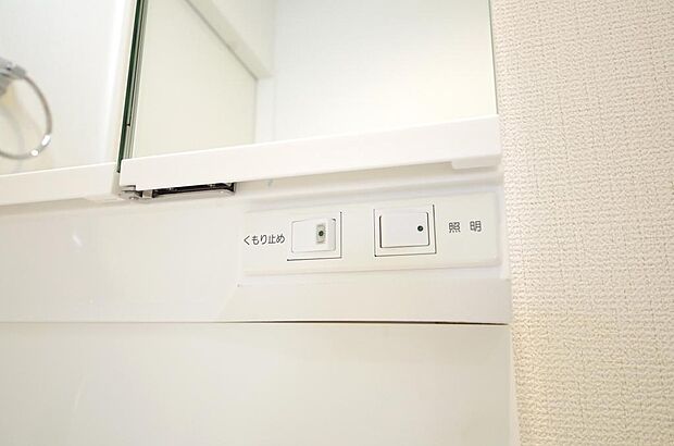 洗面台には、照明とコンセントが標準装備されております。コンセントの容量は1200Wまで大丈夫です。