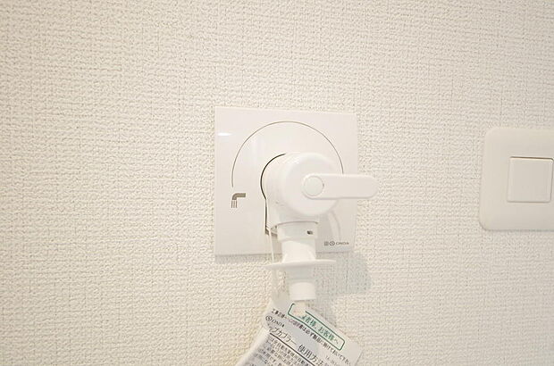 洗濯機用の給水口には蛇口ではなく、全自動洗濯機が設置できる専用の給水口が設置されております。