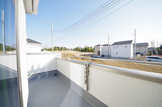 陽光あふれるバルコニーは、たくさんの光を浴びることができるのでお洗濯物やお布団もしっかり干せます。