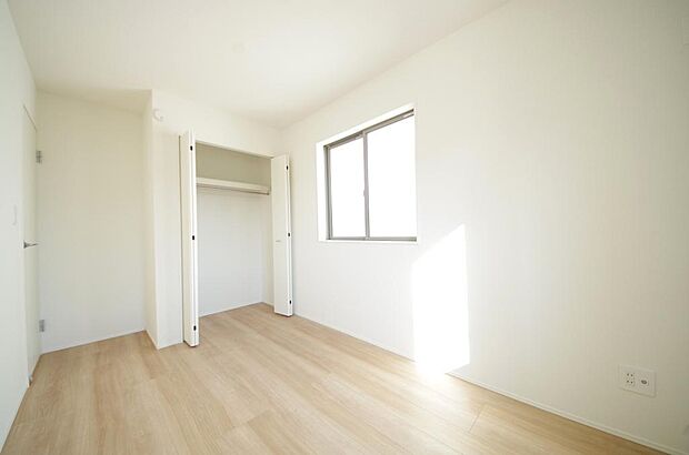 木の質感が優しい床材と豊富な収納が特徴的な、心に温かさを感じる内装です。