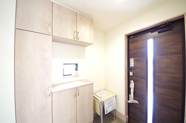 棚板が多く、沢山のの靴が収納可能。棚板は稼働可能ですのでブーツやヒールの高い靴も収納でき便利です。