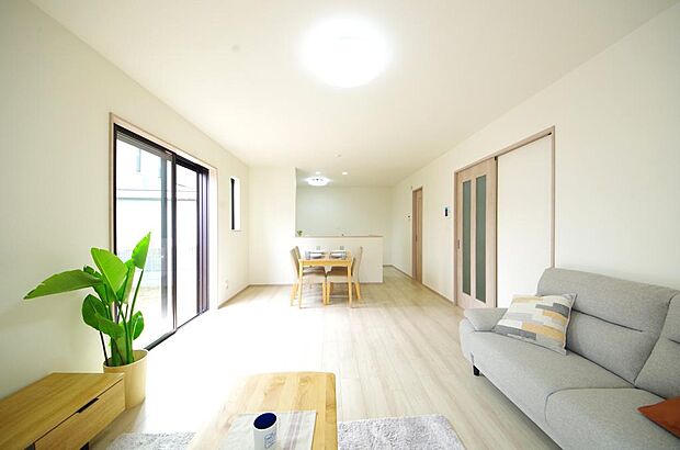 家族皆方が一番長い時間を共有するリビング ダイニング。快適な空間としてご利用いただけます。