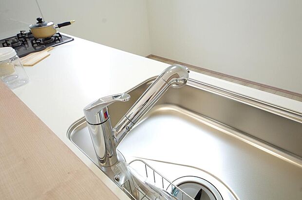 レバー操作一つで水量、温度も調節可能です。また、蛇口には浄水カートリッジも内蔵可能です。