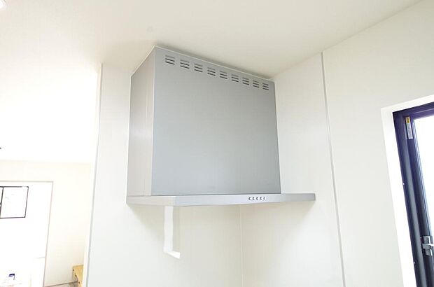 キッチン上部には、ブーツ型の照明付きのレンジフードが標準装備されております。