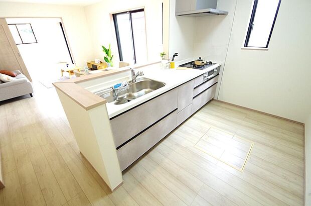 キッチンには耐久性が高く、お手入れも簡単で人工大理石トップを採用して、キッチンを優雅に演出しました。