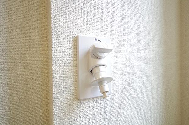 洗濯機用の給水口には蛇口ではなく、全自動洗濯機が設置できる専用の給水口が設置されております。