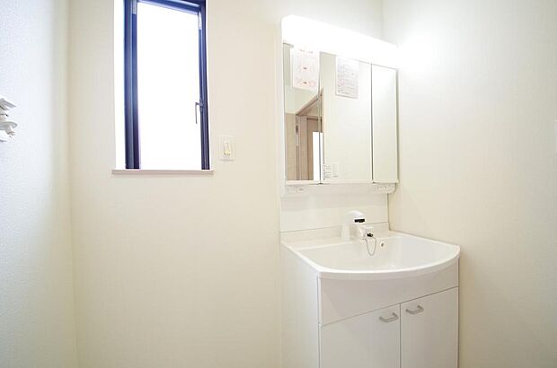 家族全員で利用するパブリックスペースとなりますので、鏡周りの収納ですっきり洗面台がご利用いただけます