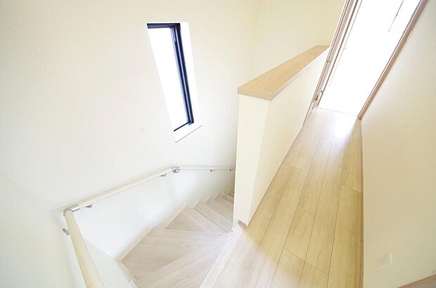 階段には手すりを標準装備することで、お子様やご高齢者の安全性にも配慮しております。