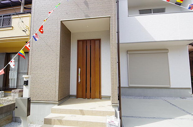 玄関はいわばその邸宅の顔です。だからこそ、迎賓のためにしつらえを細部まで施しました。