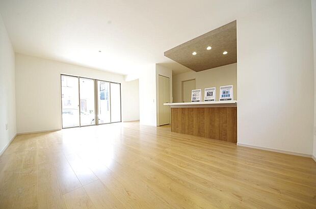 明るい陽光が差し込み開放的なリビング ダイニングを演出し、ゆとりある空間はご満足いただけます。