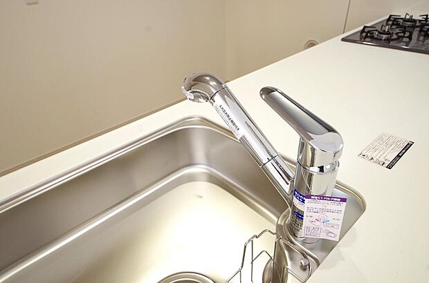 キッチンの水栓はホースが伸びますので、大きな鍋も楽に洗う事が出来ます。浄水器もビルトインです。