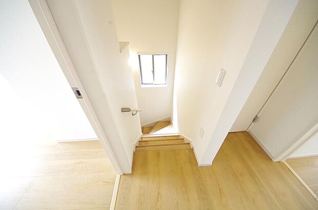 階段には手すりを標準装備することで、お子様やご高齢者の安全性にも配慮しております。