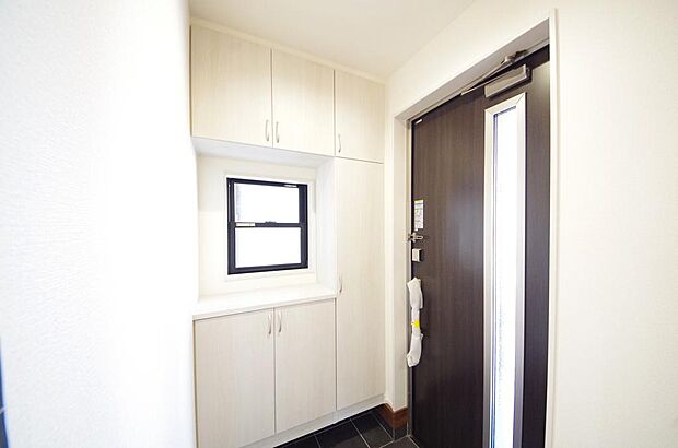 棚板が多く、沢山の靴が収納可能。棚板は稼働可能ですのでブーツやヒールの高い靴も収納でき便利です。