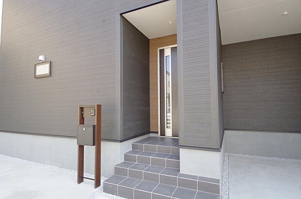 家族を心地よく迎えたり、お客様を心からお迎えしたり、おもてなしの心をもって迎え入れます。